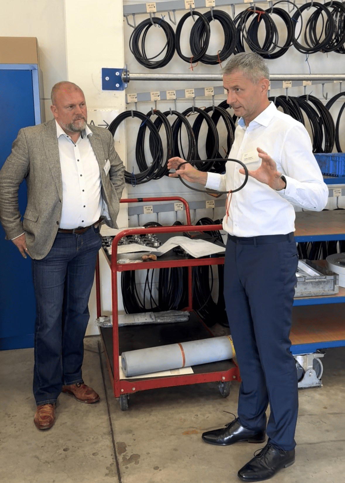 Heiko Gabeli führt Landrat Thomas Eberth und weitere Besucher durch das Lager der Schübel Antriebstechnik