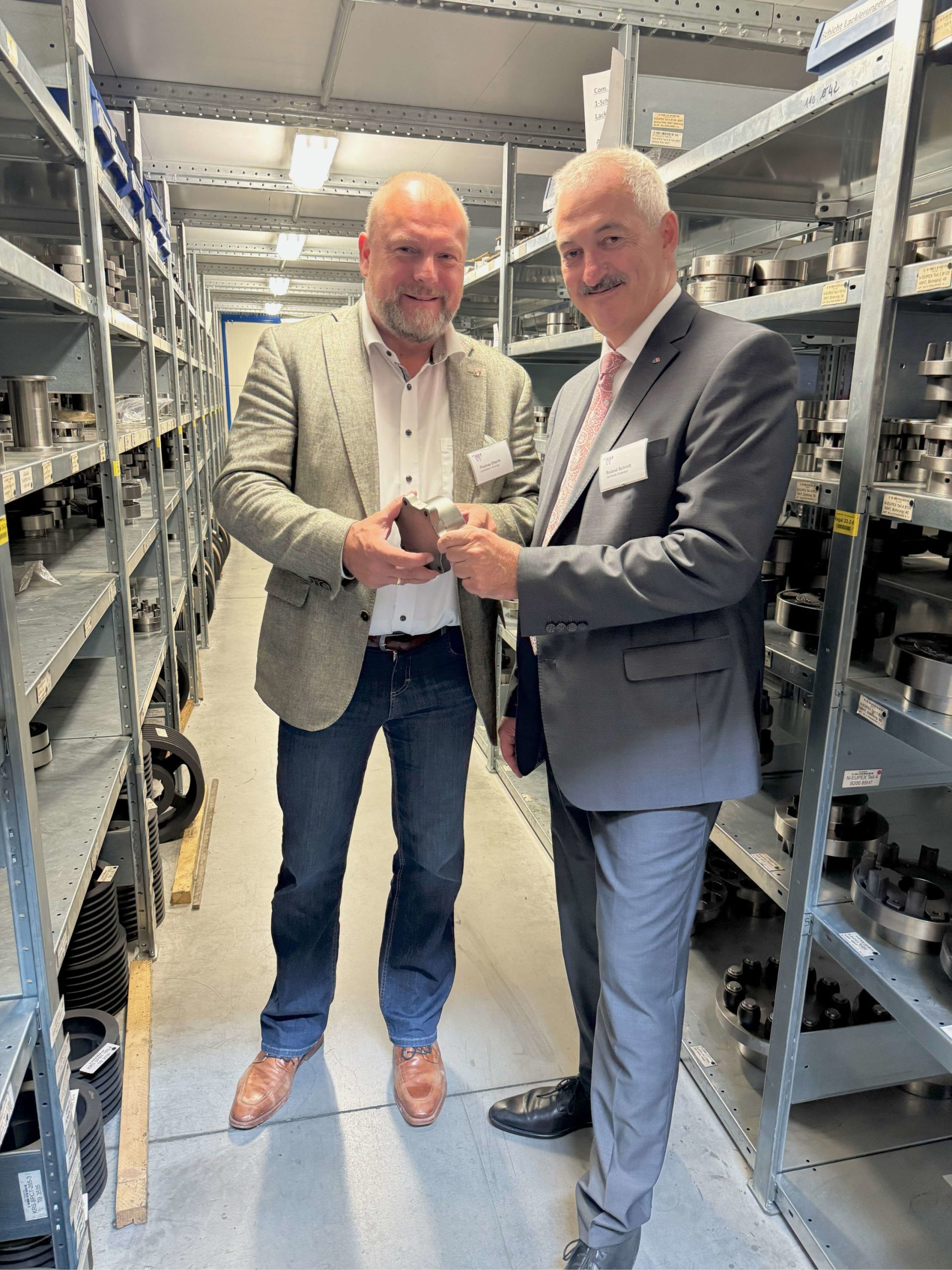 Landrat Thomas Eberth und Bürgermeister Roland Schmitt begutachten einen Keilriemen